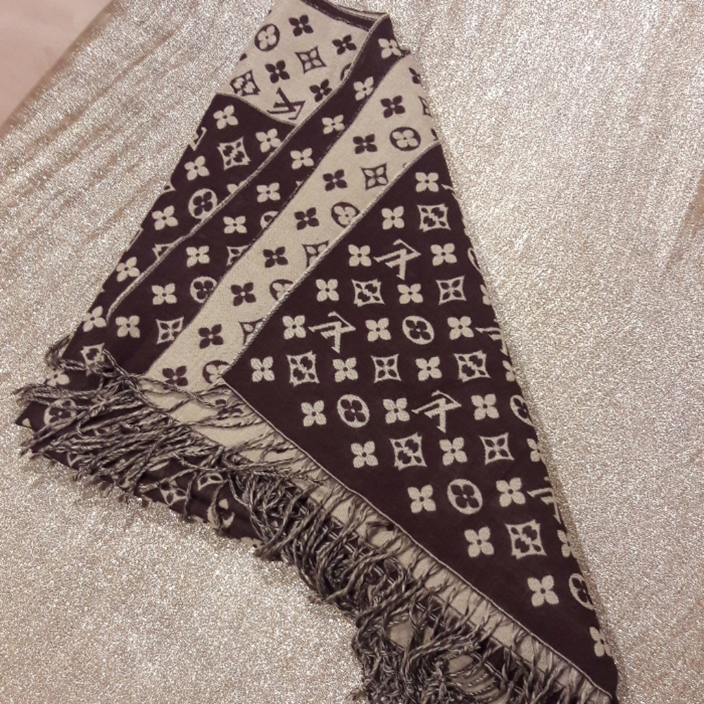 Louis V Scarf